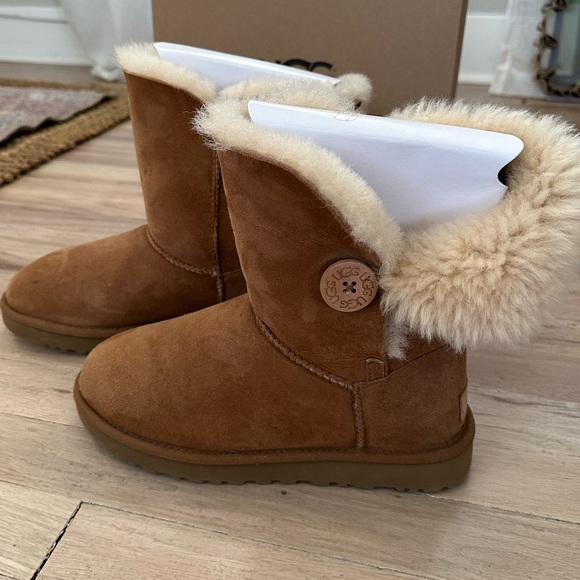 Ugh Bailey Button II - Picture 4 of 11